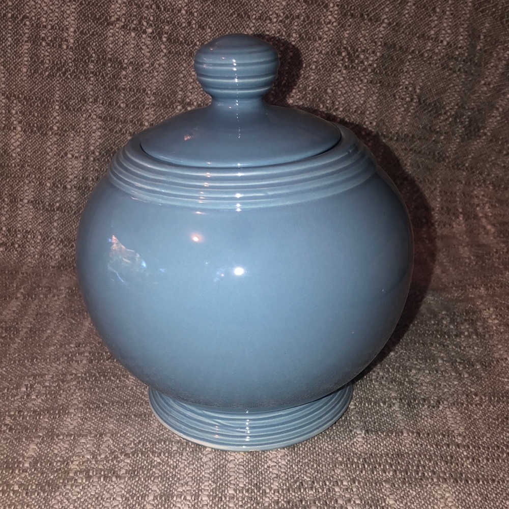 Cracker Barrel 1998 canister with lid.